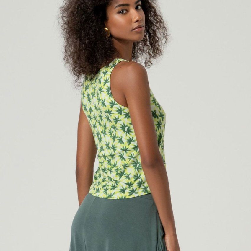 Camiseta tirantes flores lima y verde de Surkana