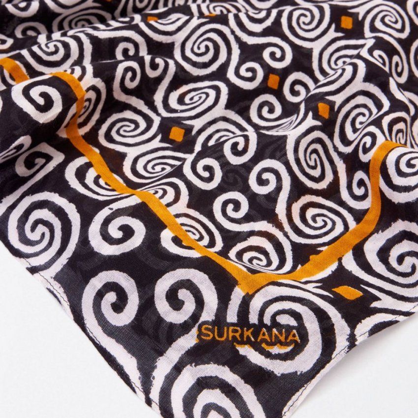 Pañuelo espirales blanco y negro con ocre de Surkana