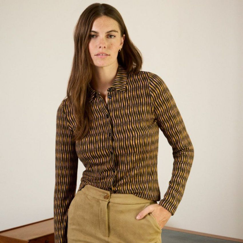 vertical en tonos negro, mostaza y rosa