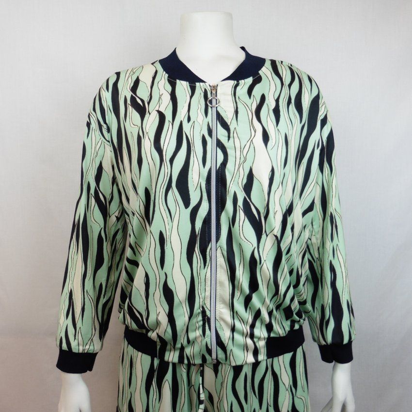 Chaqueta cremallera estampado verde crudo y marino de WNT Collection
