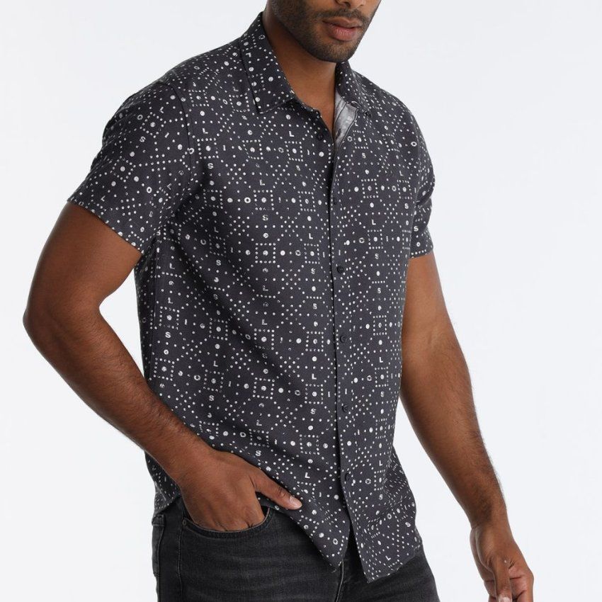 Camisa azul marino con dibujo blanco de Lois