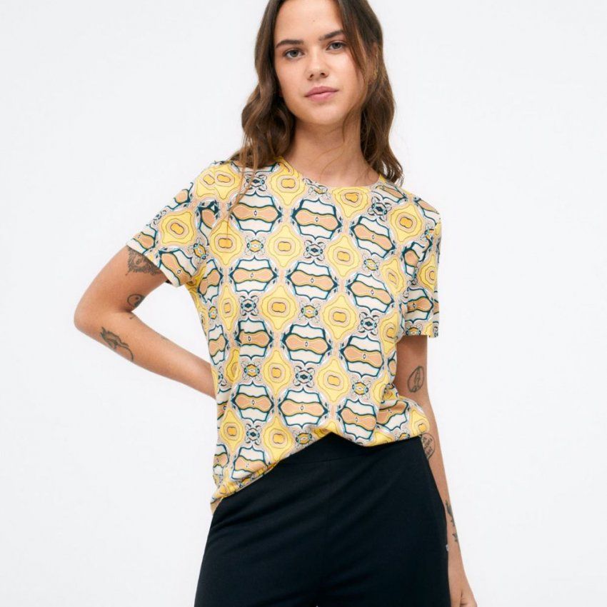 Camiseta estampado grande amarillo de Surkana