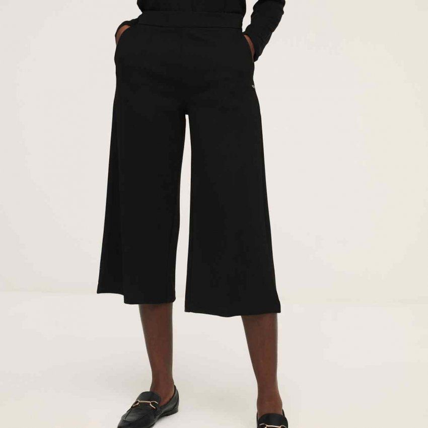 Pantalón corsario negro de Surkana