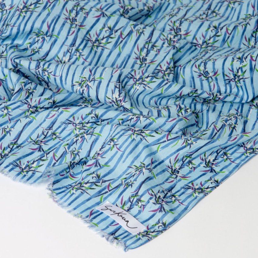 Pañuelo estampado tonos morado y lila de Surkana