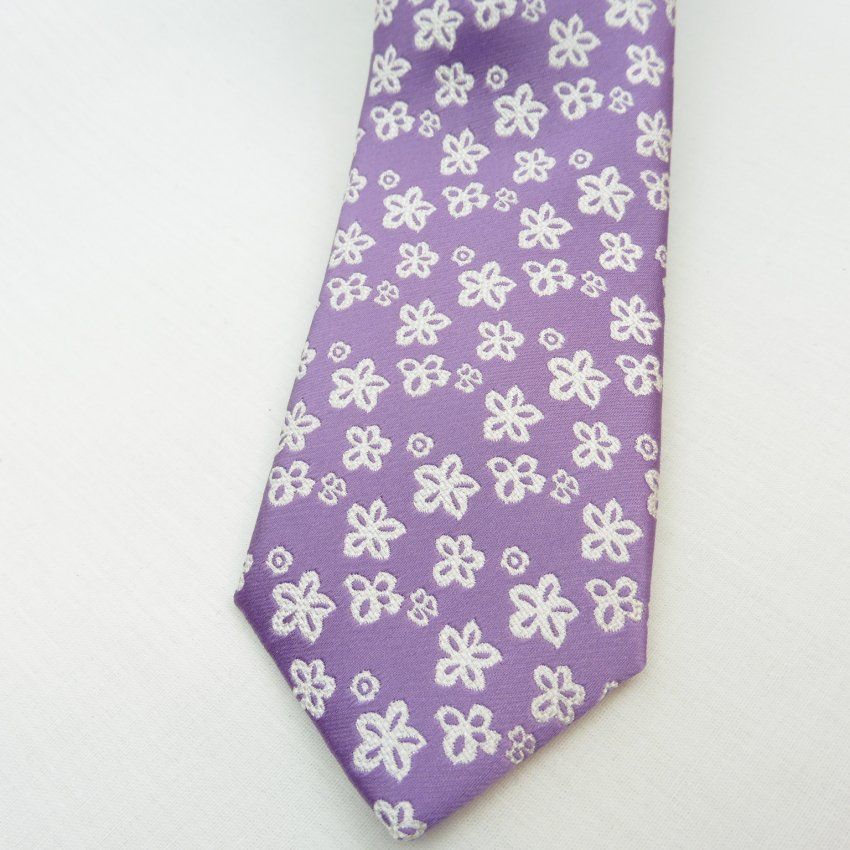 Corbata lila con flores blancas de Boccola