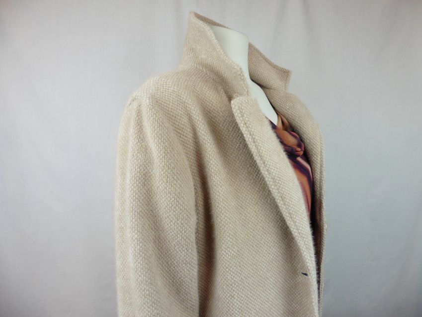 Abrigo beige de Lourdes Castillo