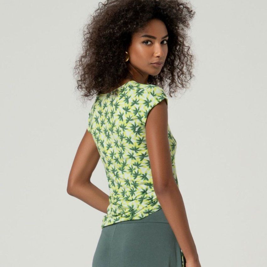 Camiseta fruncido lateral flores lima y verde de Surkana