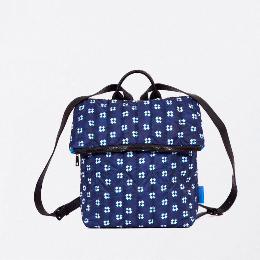 Mochila azul y blanco de Surkana