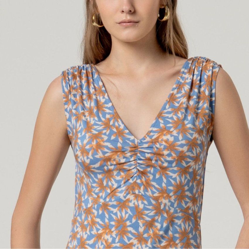 Vestido midi flores naranja y azul de Surkana