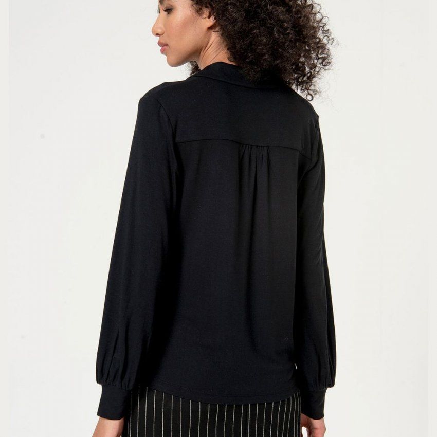 Camiseta cuello polo negra de Surkana