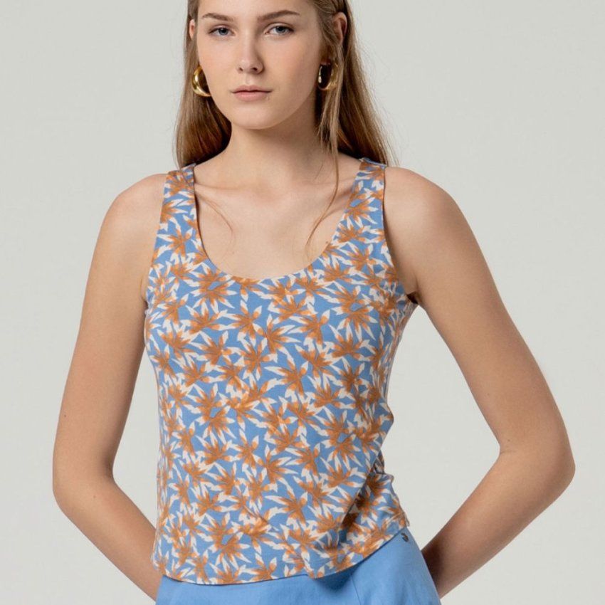 Camiseta tirantes flores naranja y azul de Surkana