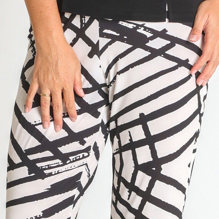 Pantalón blanco y negro de Lourdes Castillo