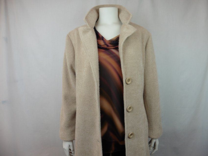 Abrigo beige de Lourdes Castillo