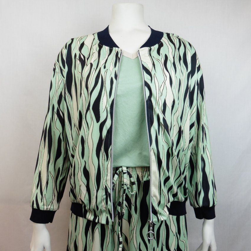 Chaqueta cremallera estampado verde crudo y marino de WNT Collection