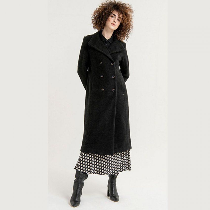 Abrigo negro de Surkana