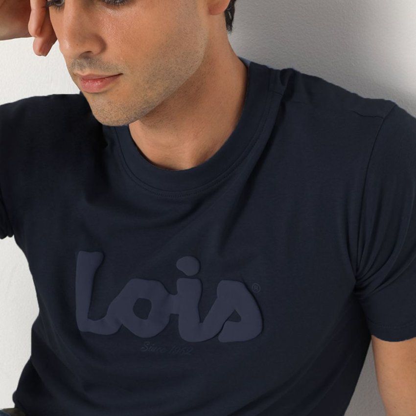 Camiseta azul marino letras al tono de Lois
