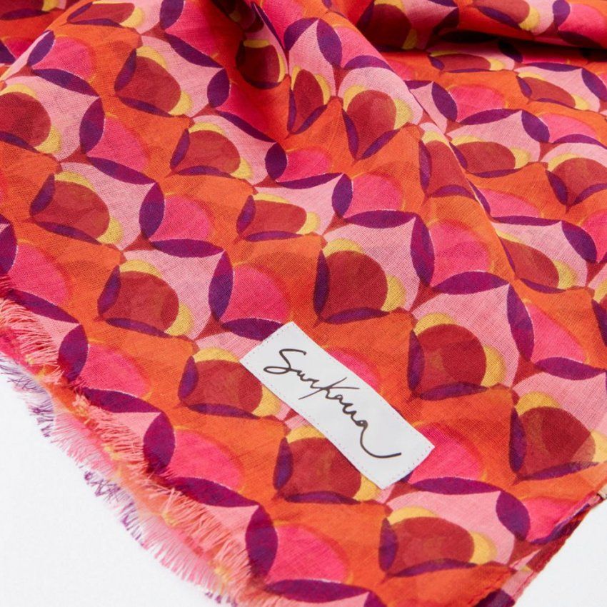 Pañuelo estampado tonos rojos de Surkana