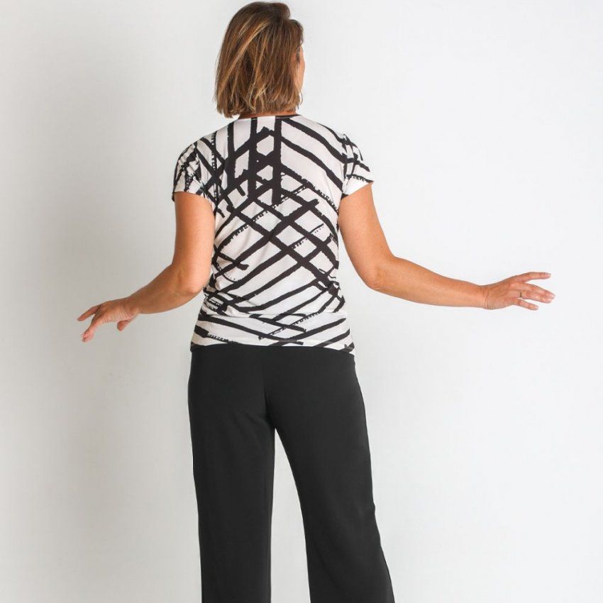 Camiseta estampada blanco y negro de Lourdes Castillo