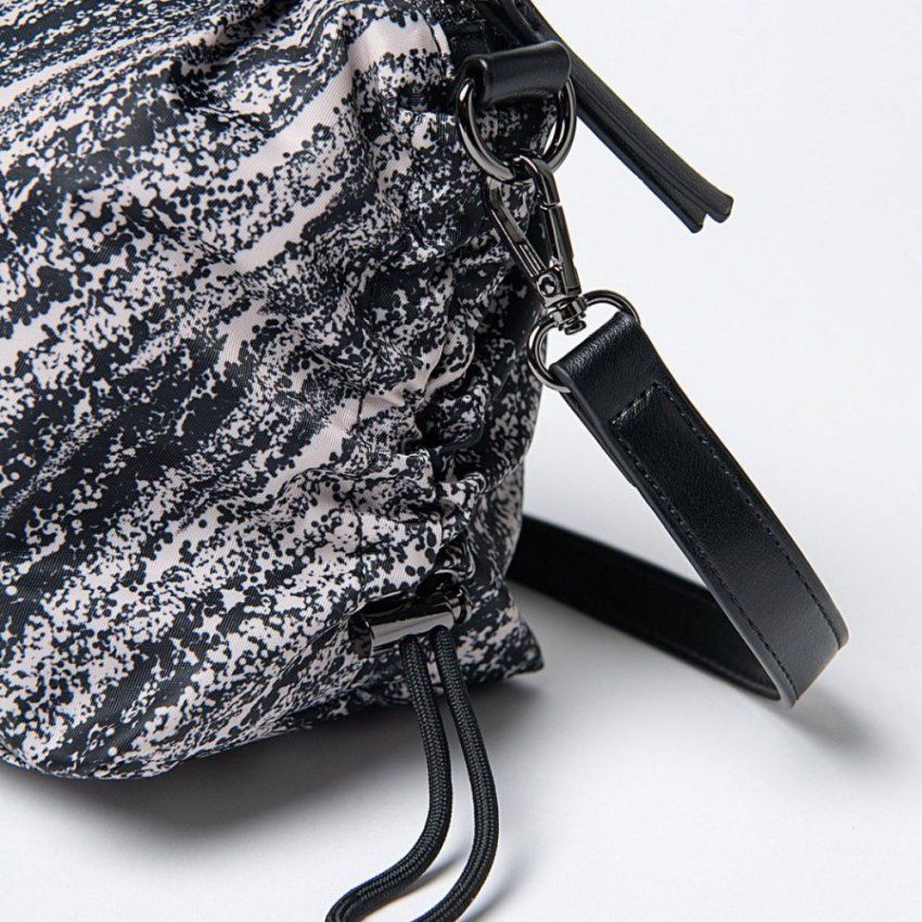 Bolso bandolera estampado beige y negro de Surkana