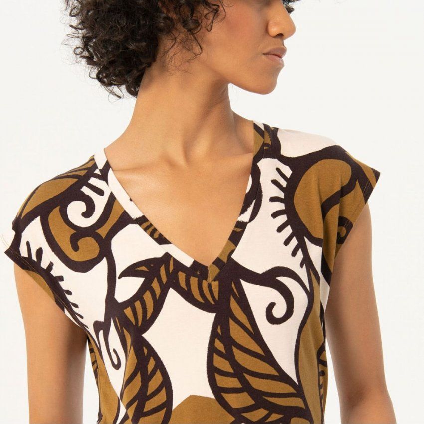 Camiseta hojas grandes camel de Surkana