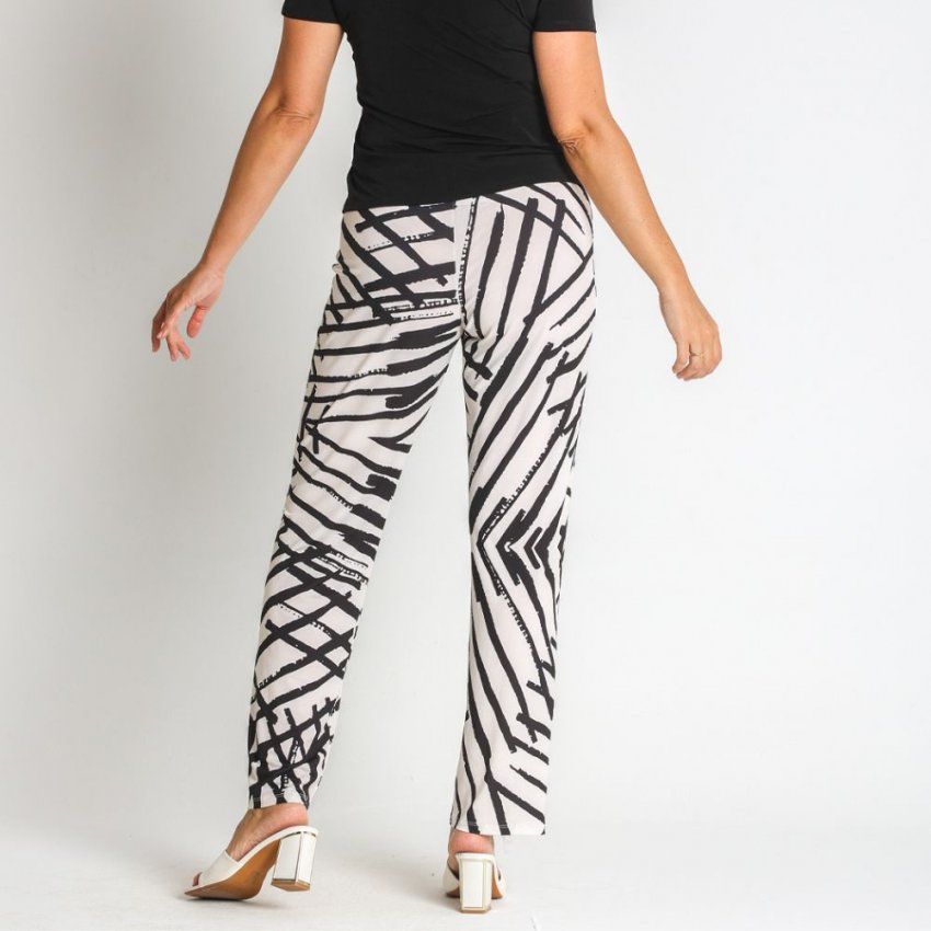 Pantalón blanco y negro de Lourdes Castillo