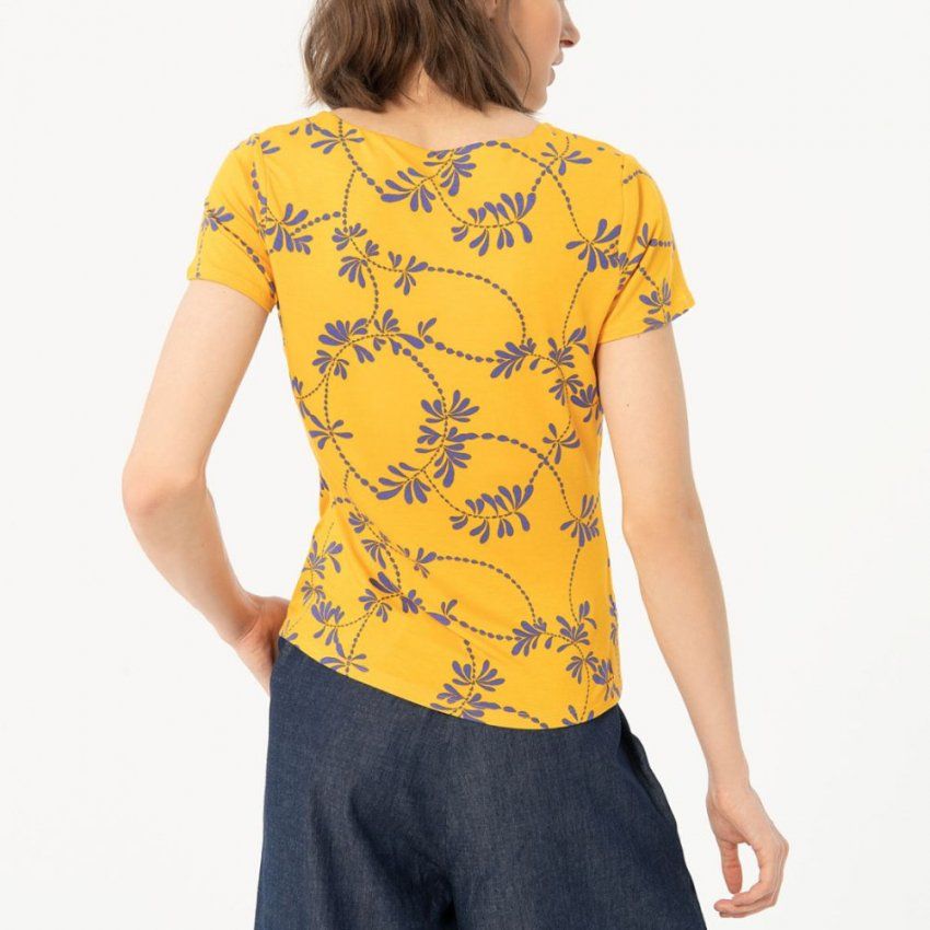 Camiseta ocre flores moradas de Surkana