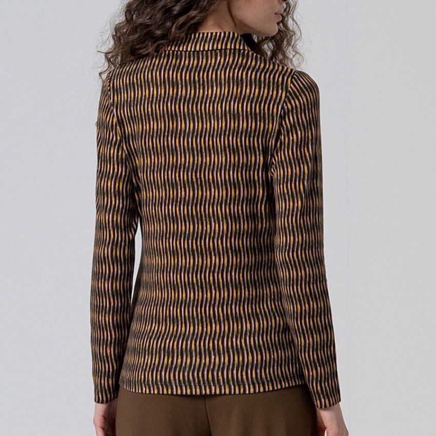 vertical en tonos negro, mostaza y rosa