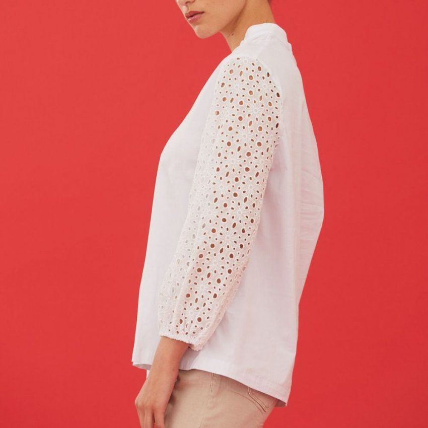 Blusa blanca perforada de WNT Collection