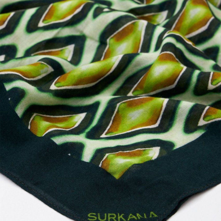 Pañuelo en color verde oscuro con rombos grandes verde y camel de Surkana