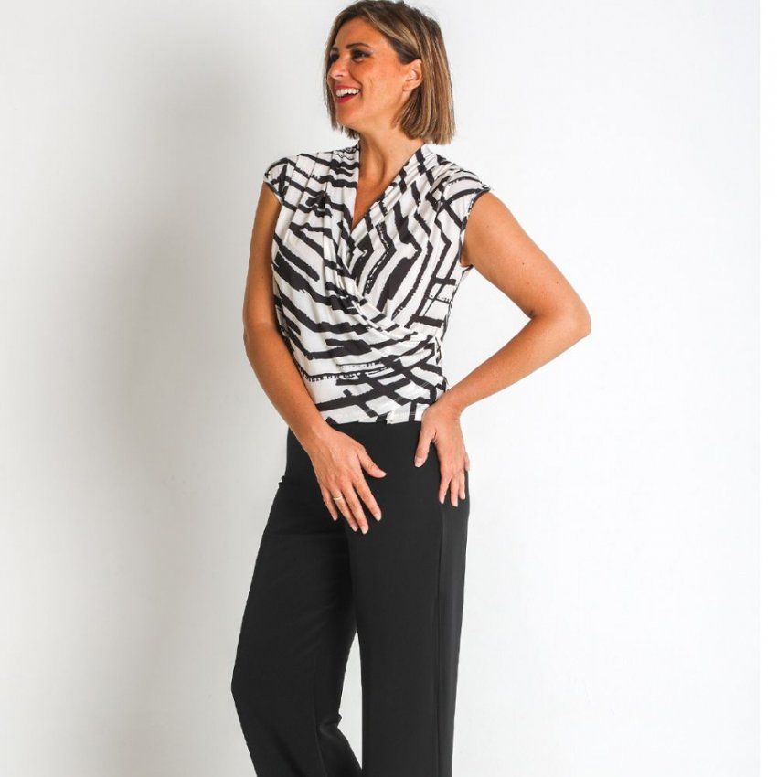 Camiseta cruzada blanco y negro de Lourdes Castillo