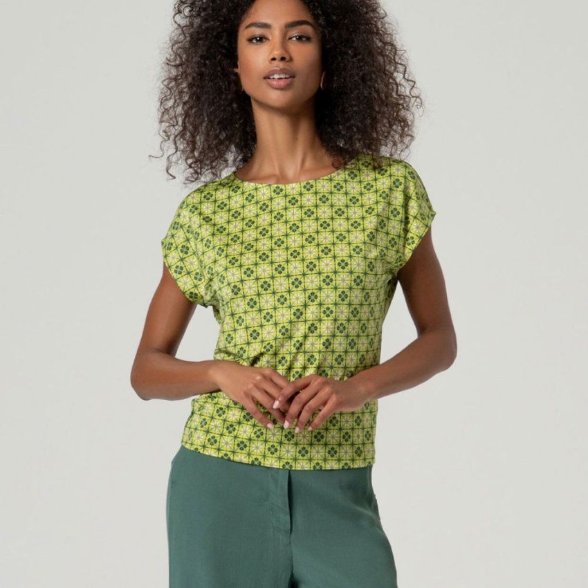 Camiseta flor geométrica tonos verdes de Surkana