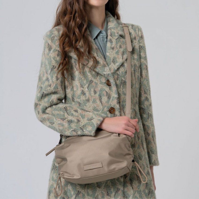 Bolso bandolera beige de Surkana
