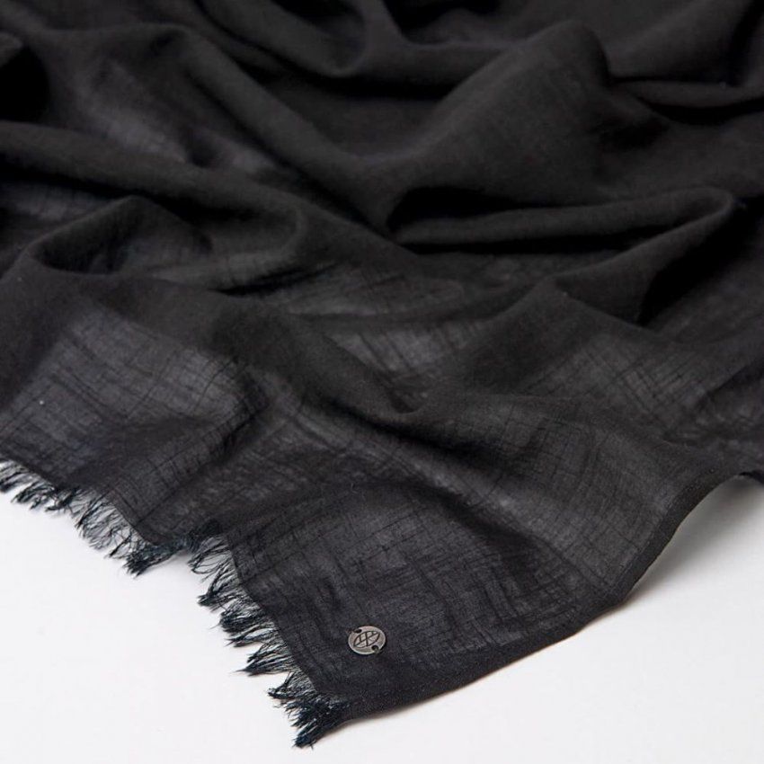 Pañuelo negro de Surkana