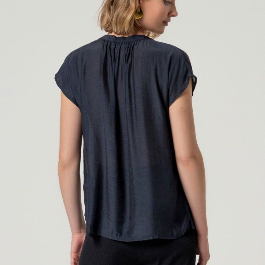 Camisa azul marino bordado blanco de Surkana