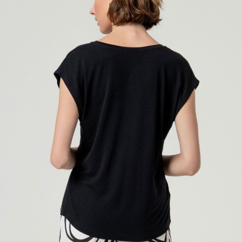 Camiseta negra de Surkana