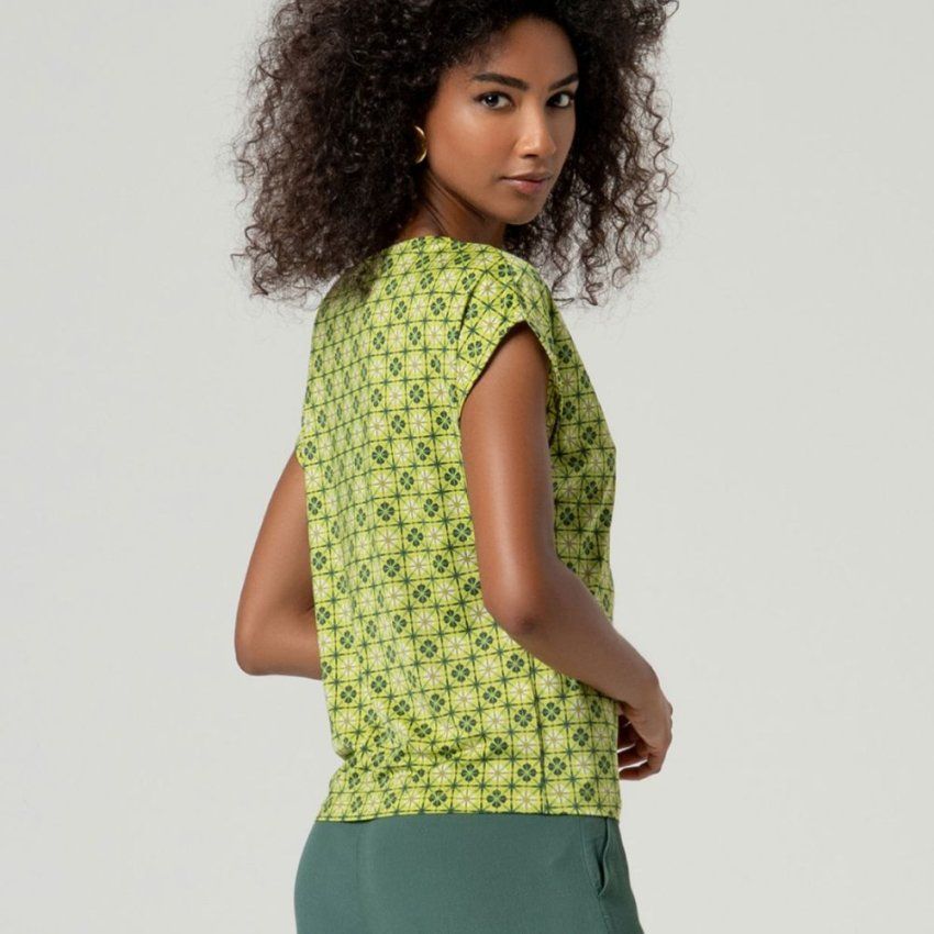 Camiseta flor geométrica tonos verdes de Surkana