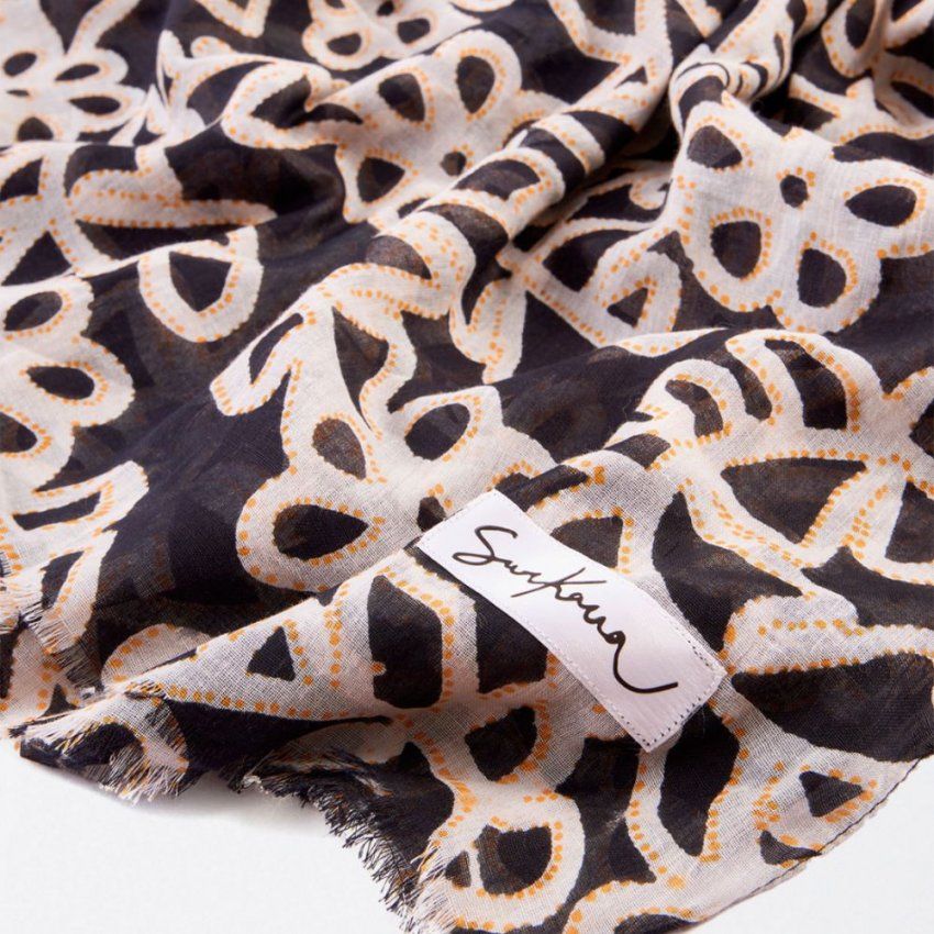 Pañuelo estampado blanco y negro con puntos ocre de Surkana
