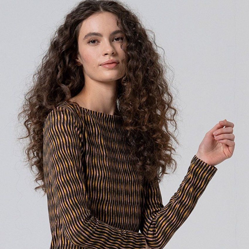 Camiseta punto cálido estampado vertical de Surkana