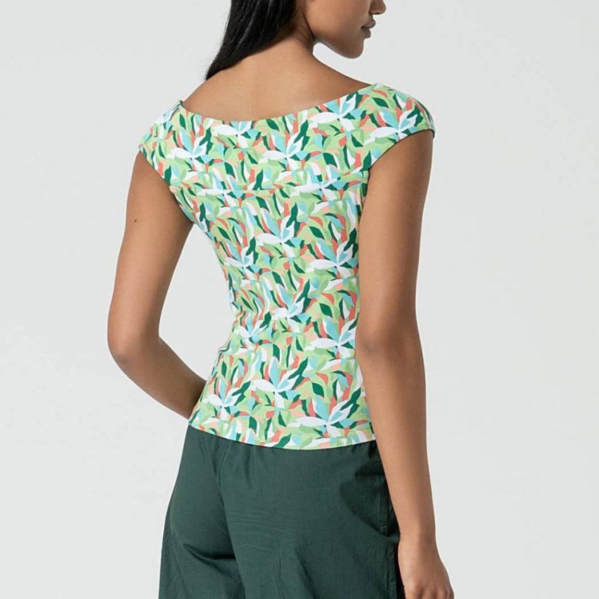 Camiseta escote mexicano estampado hojas verdes de Surkana