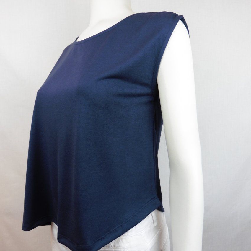 Camiseta asimétrica azul marino de WNT Collection