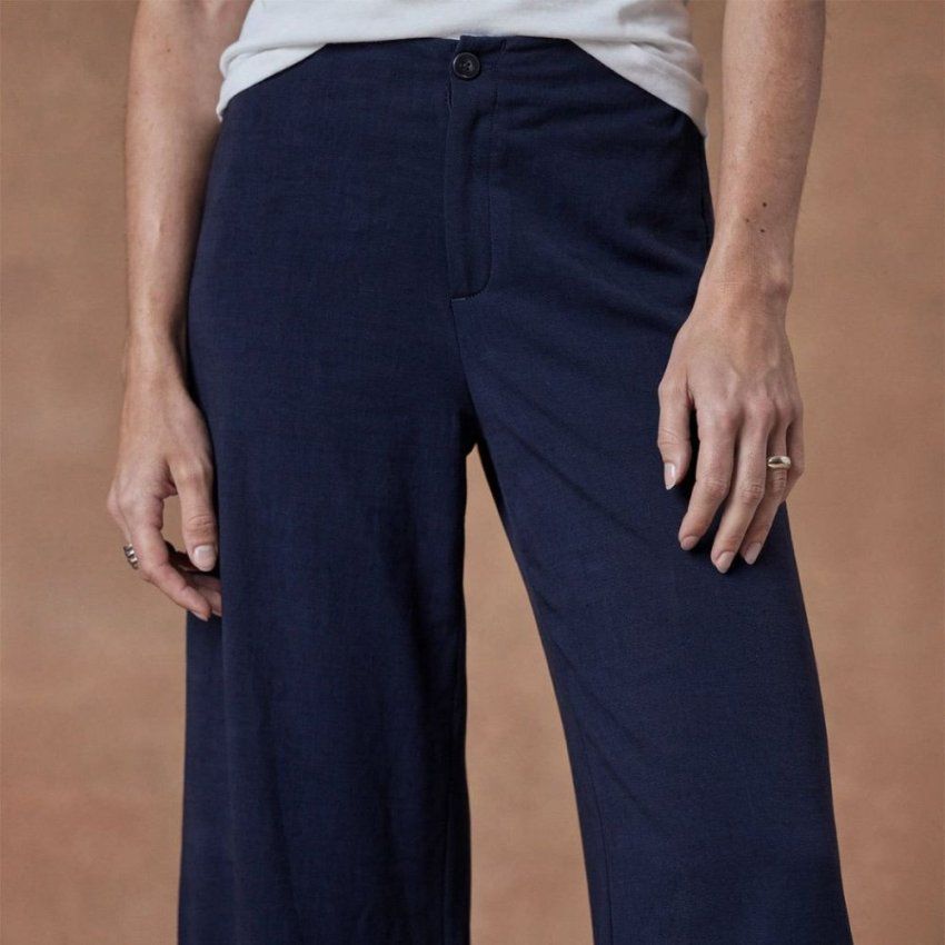 Pantalón tobillero azul marino de Surkana