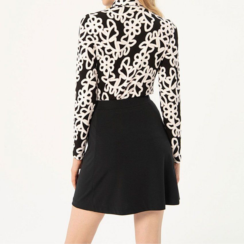 Falda corta negra de Surkana