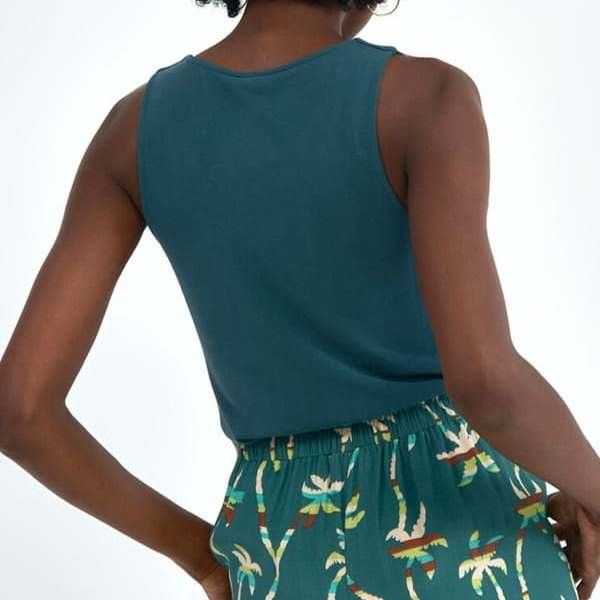 Camiseta modal verde de Surkana