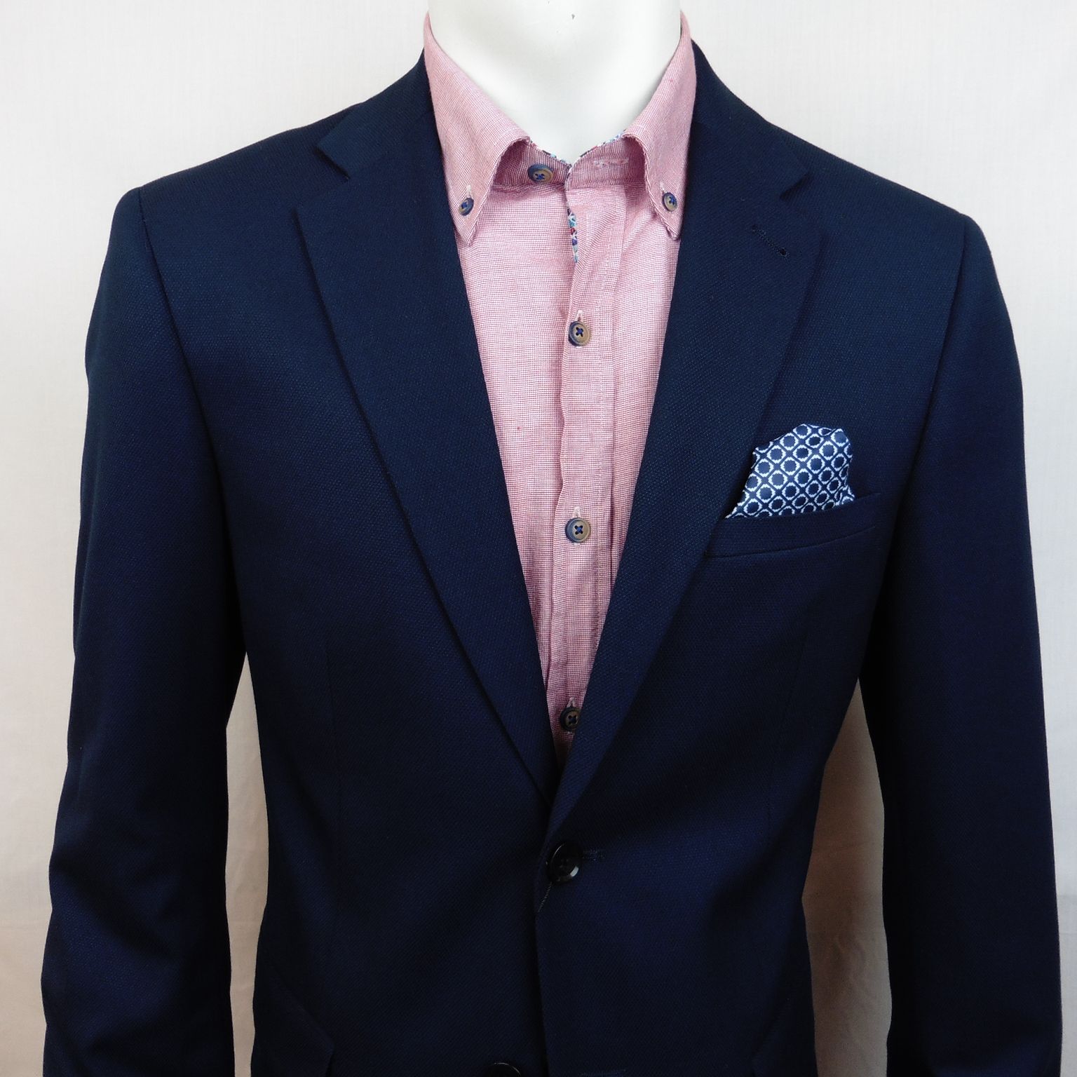 Traje azul marino con top camisa rosa