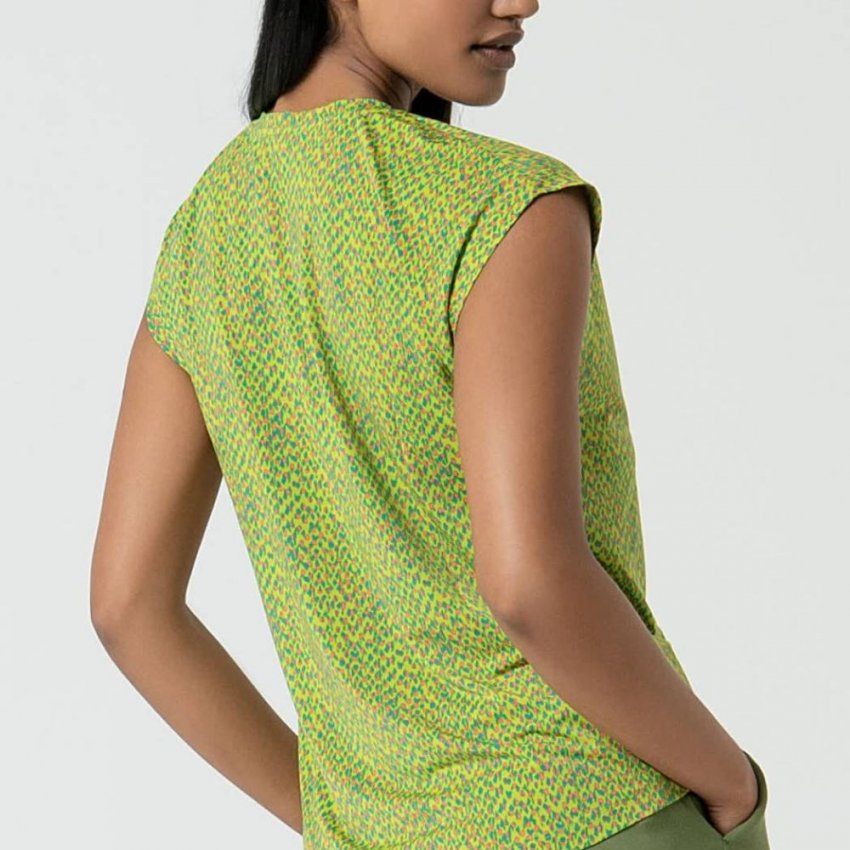 Camiseta manga caída estampado pequeño verde y naranja de Surkana