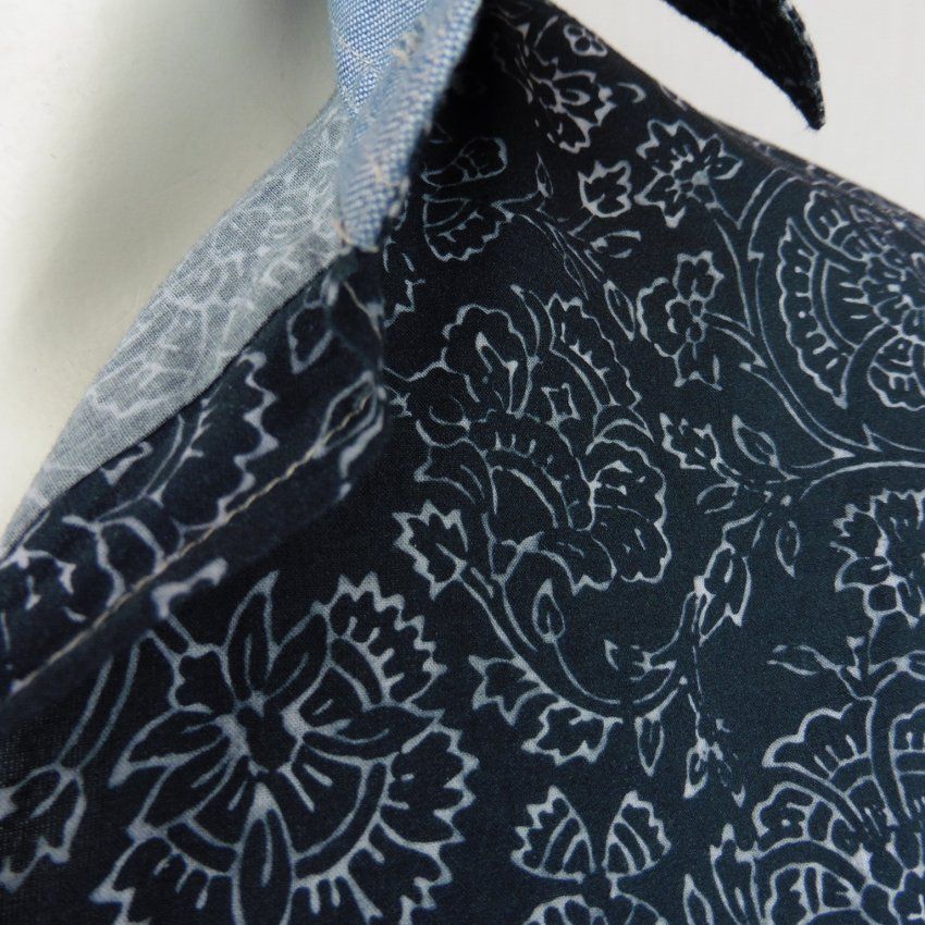 Camisa azul marino flores blancas de Corsare