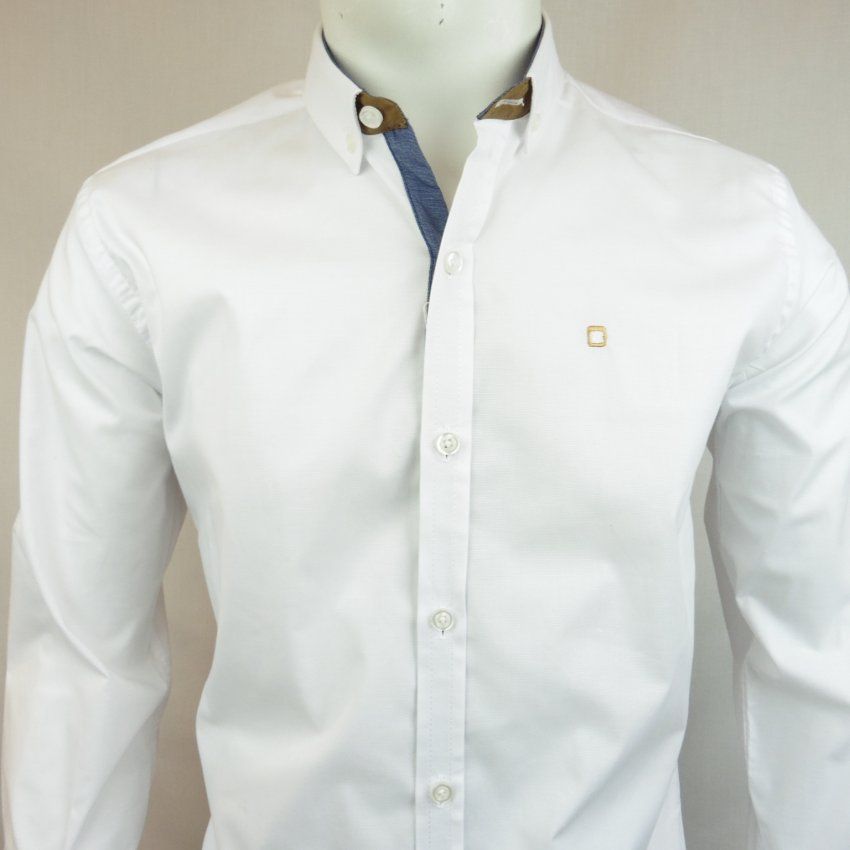 Camisa blanca tapeta azul de Yellow Skin