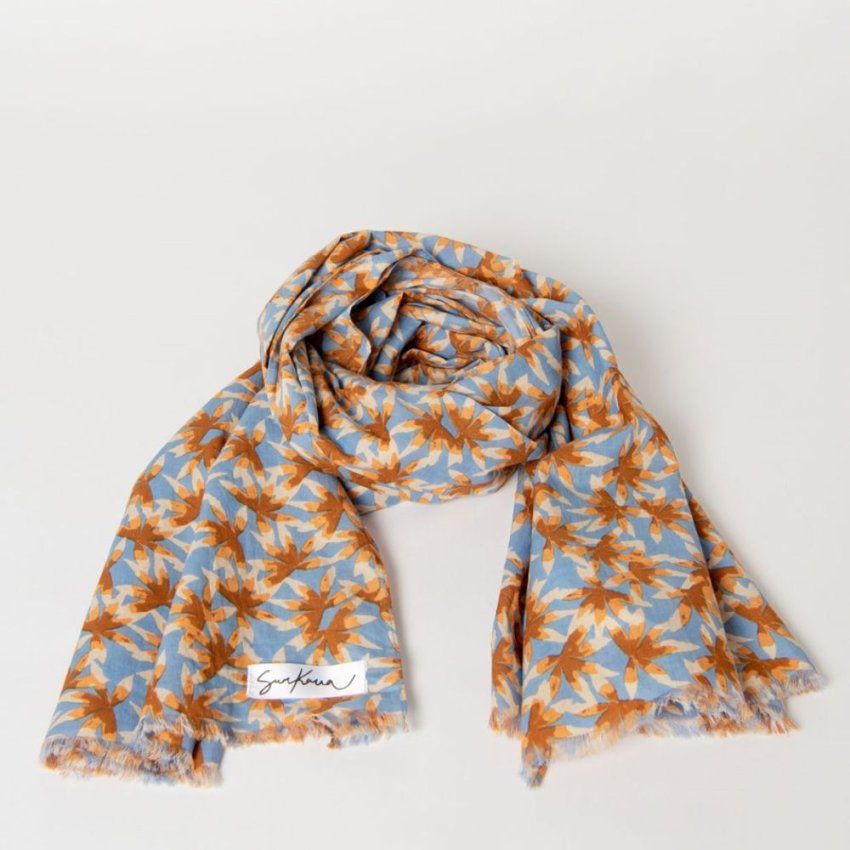 Pañuelo azul flores marrón y naranja de Surkana