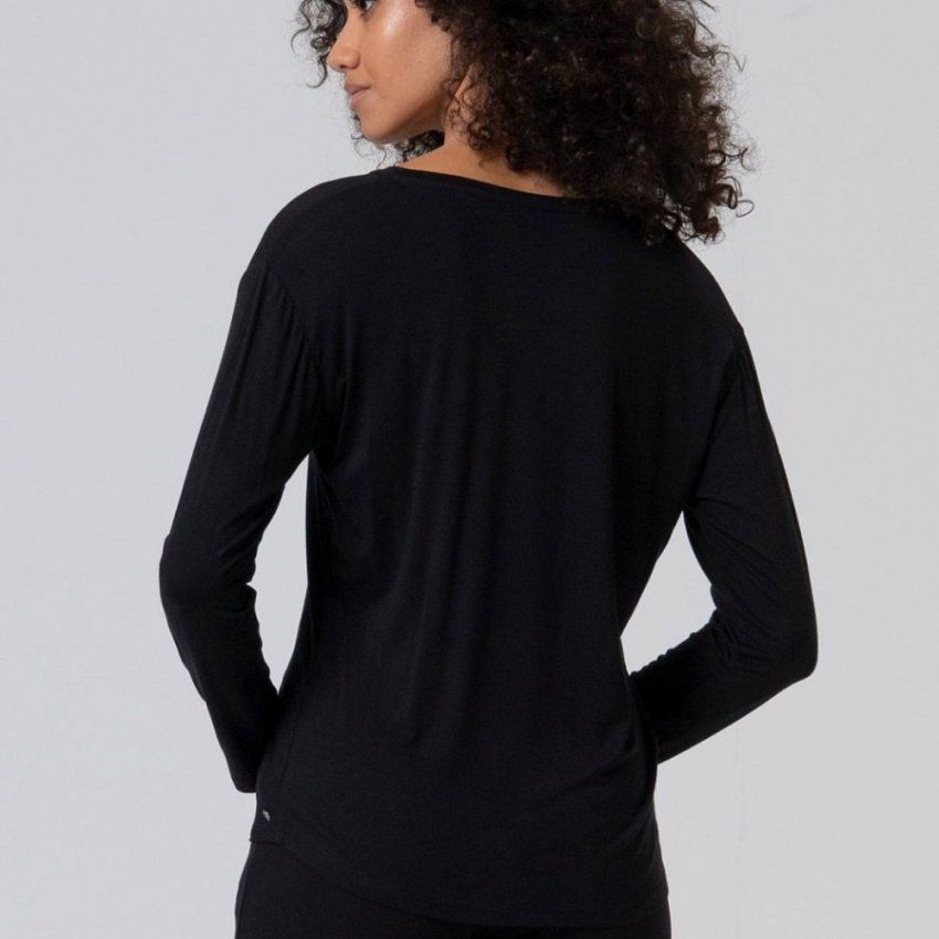 Camiseta negra escote pico de Surkana