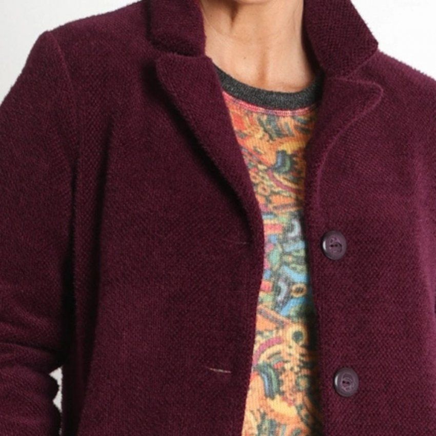 Abrigo burdeos de Lourdes Castillo